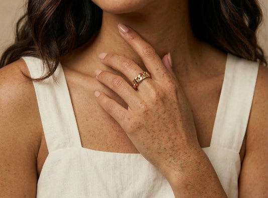 femme portant au majeur une Bague dorée ajustable à maillons en acier inoxydable, design chaîne moderne – Lidiar Collection