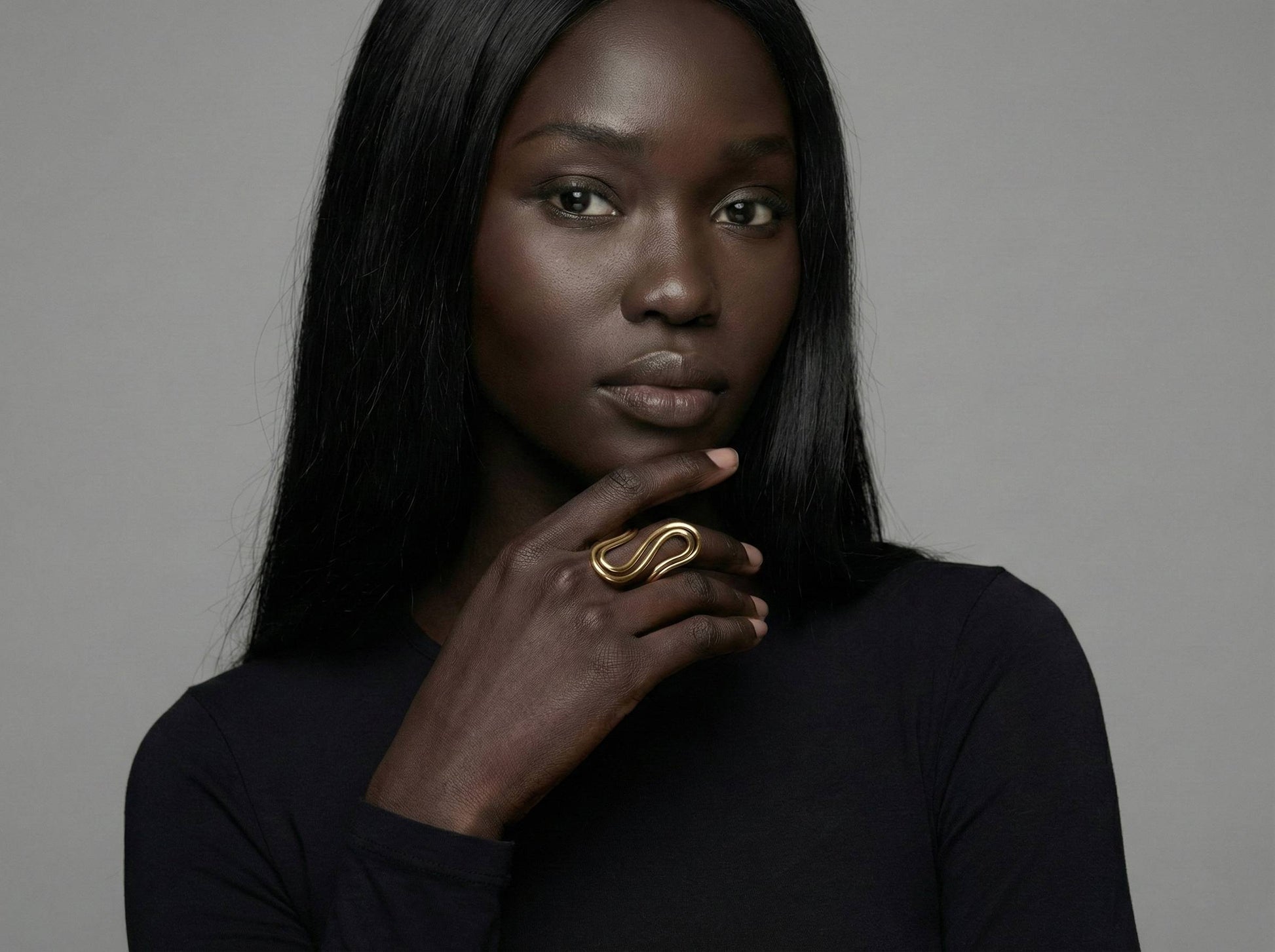 Modèle portant une bague dorée ondulée en acier inoxydable, bijou élégant et minimaliste – Lidiar Collection