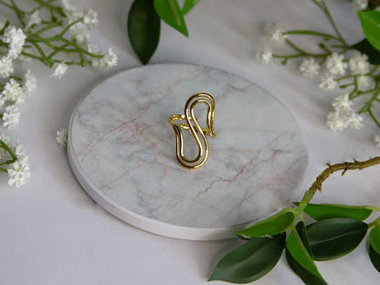 Bague dorée ondulée ajustable en acier inoxydable, design moderne et minimaliste – Lidiar Collection