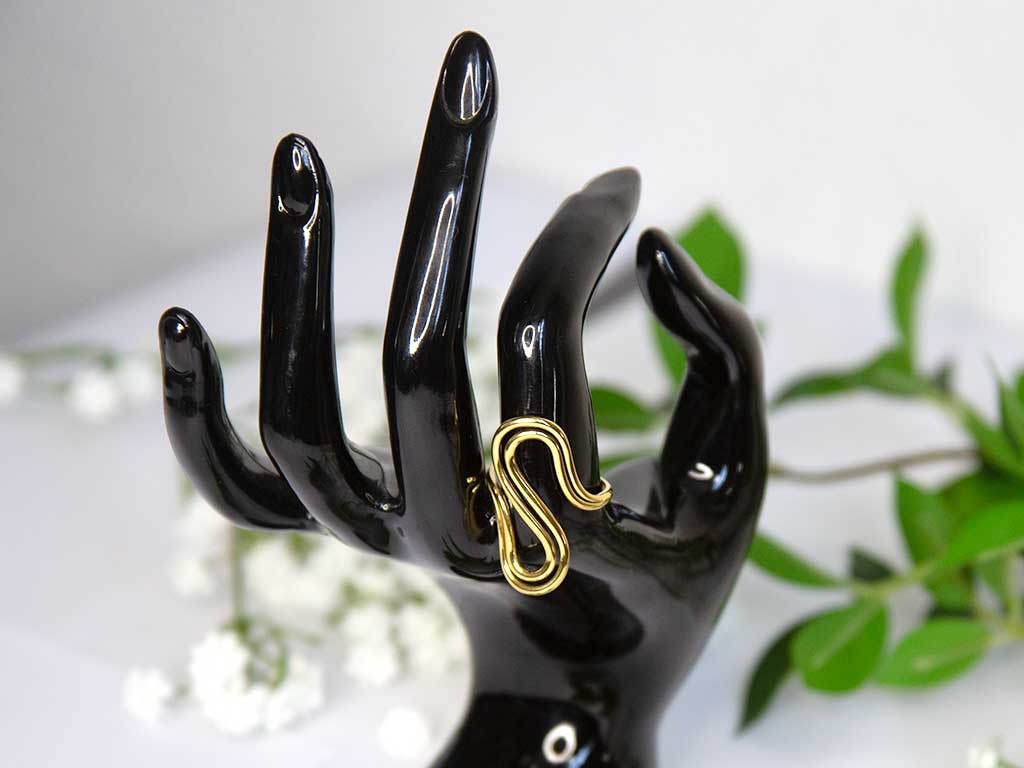 Bague dorée ondulée ajustable en acier inoxydable, design moderne et minimaliste – Lidiar Collection