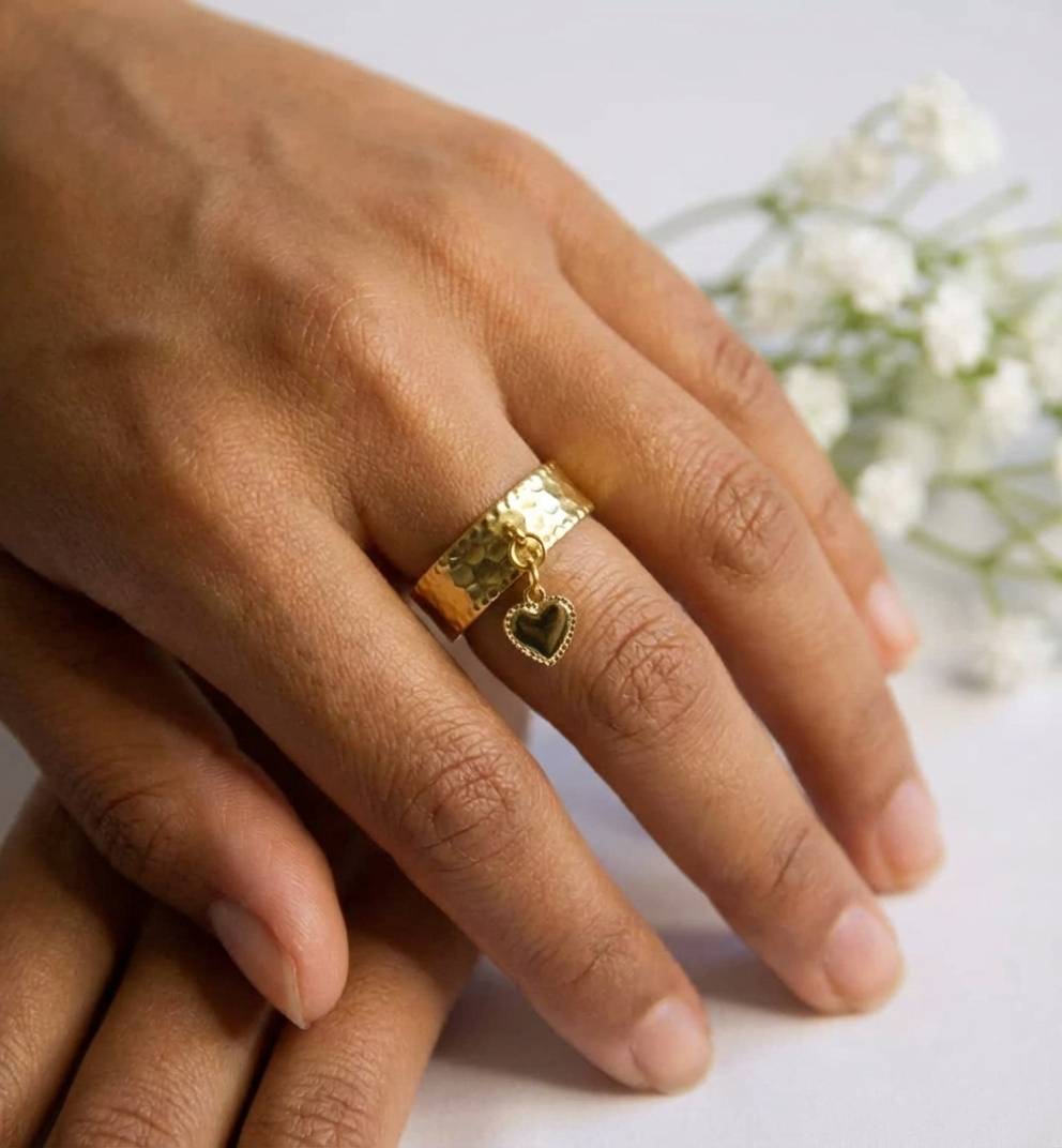 Bague dorée martelée avec pendentif cœur en acier inoxydable ajustable – bijou élégant Lidiar Collection