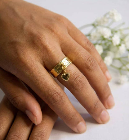 Bague dorée martelée avec pendentif cœur en acier inoxydable ajustable – bijou élégant Lidiar Collection