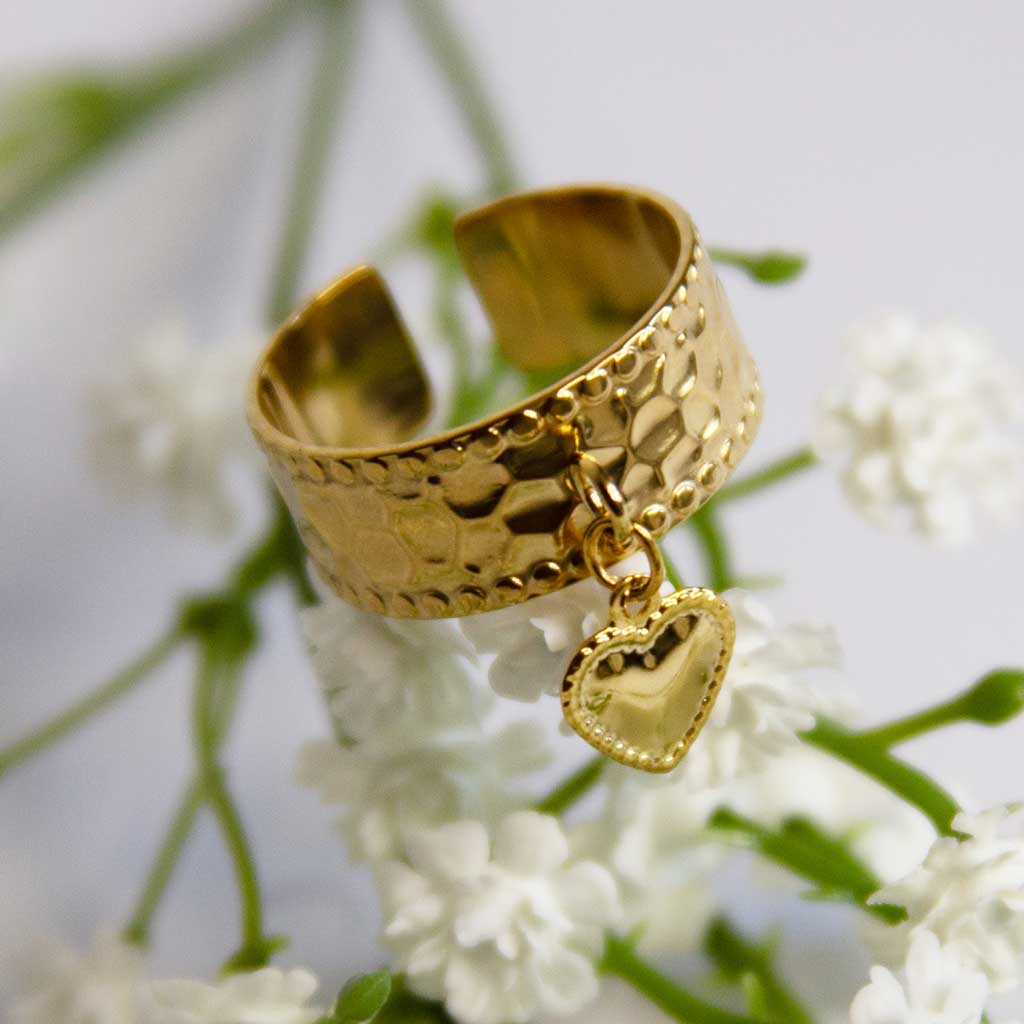 Bague dorée martelée avec pendentif cœur en acier inoxydable ajustable – bijou élégant Lidiar Collection