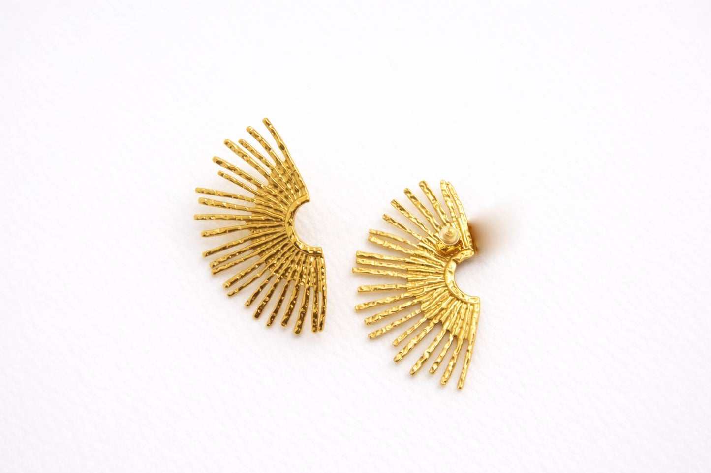 Boucles d’oreilles dorées rayonnantes texturées, design éventail élégant – Lidiar Collection