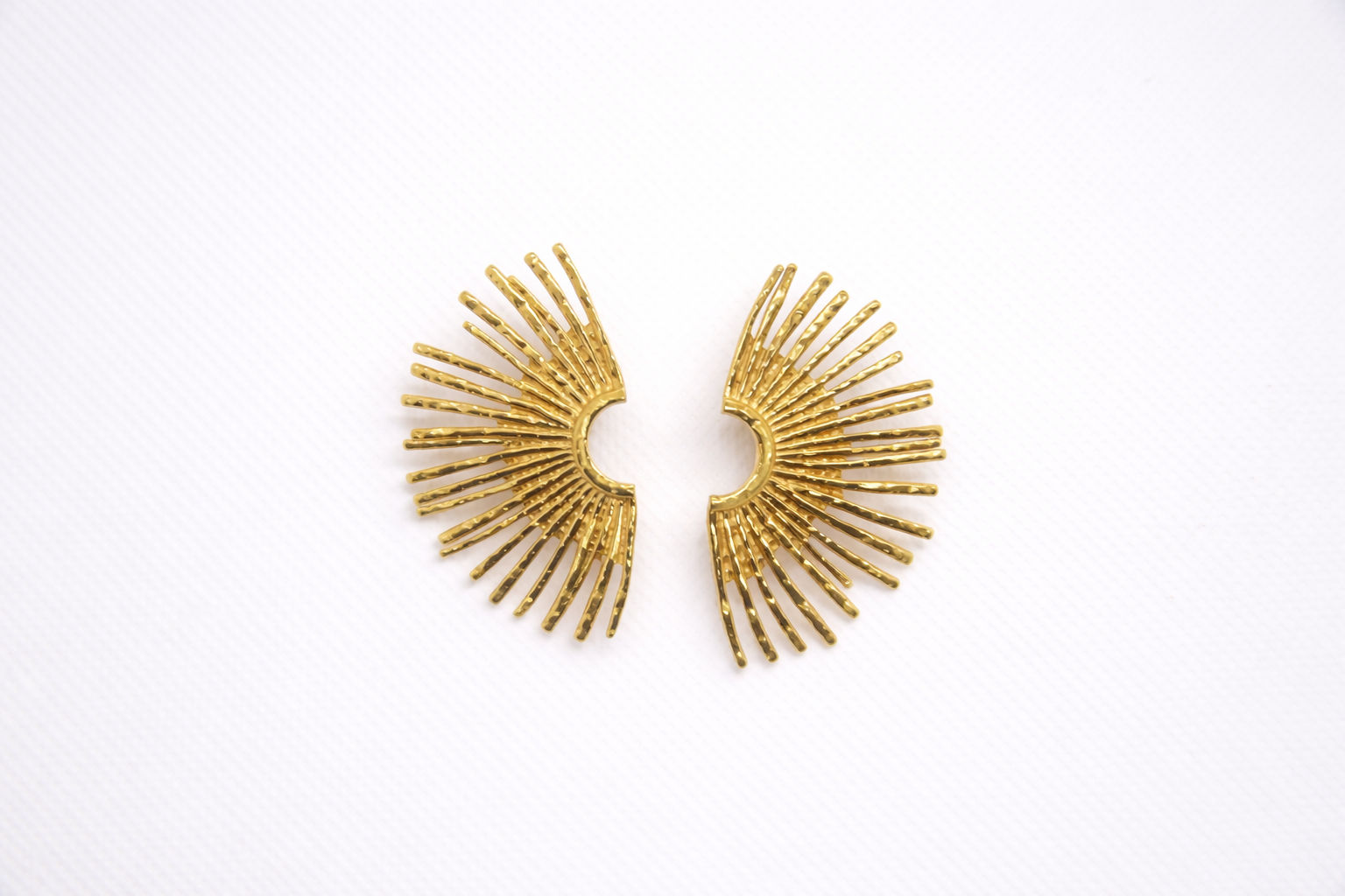 Boucles d’oreilles dorées rayonnantes texturées, design éventail élégant – Lidiar Collection