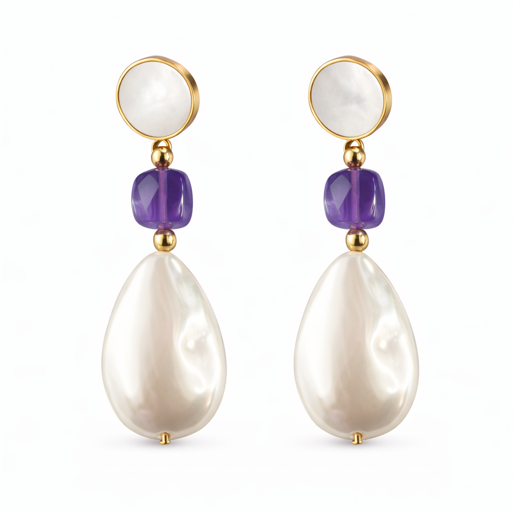 Boucles d’oreilles pendantes dorées avec nacre naturelle, perle baroque et pierre violette style améthyste – bijou élégant Lidiar Collection
