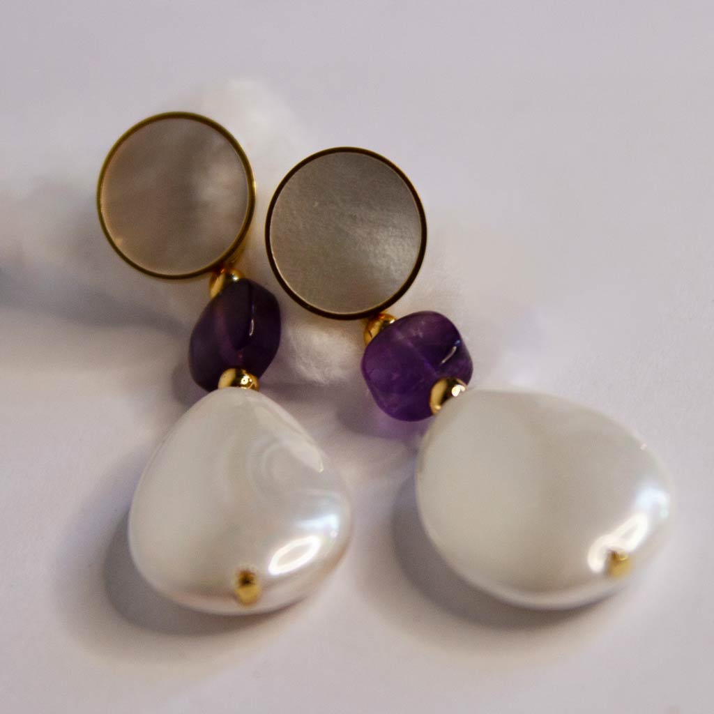 boucles d'oreilles nacrée avec perle et gemme améthyste 