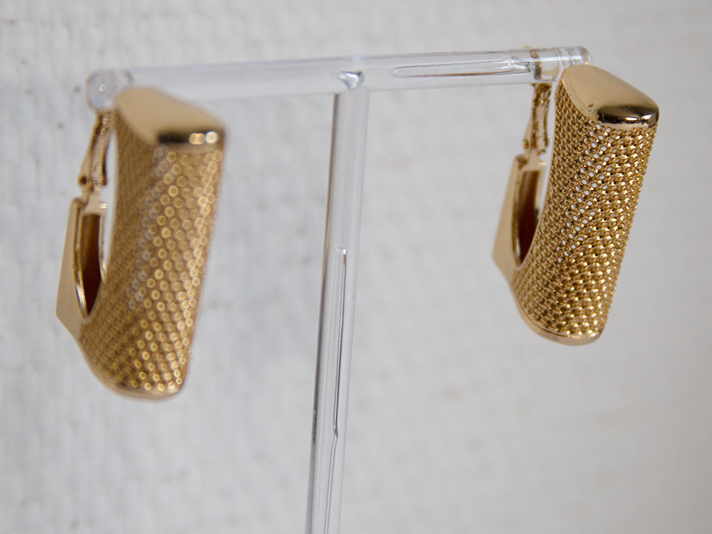 Boucles d’oreilles dorées rectangulaires effet texturé style chic et féminin