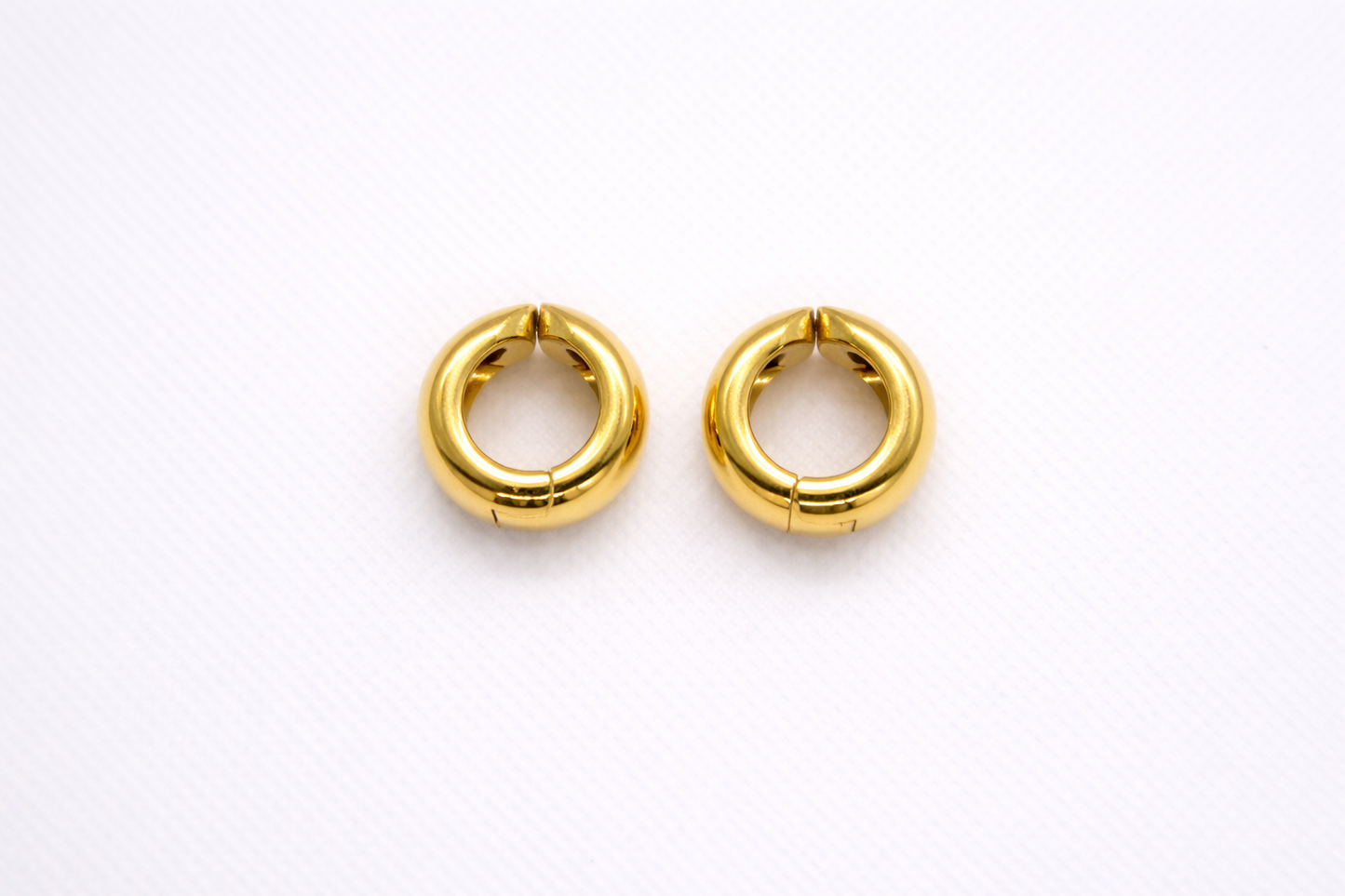 Boucles d’oreilles clip dorées rondes pour oreilles non percées en acier inoxydable – Lidiar Collection
