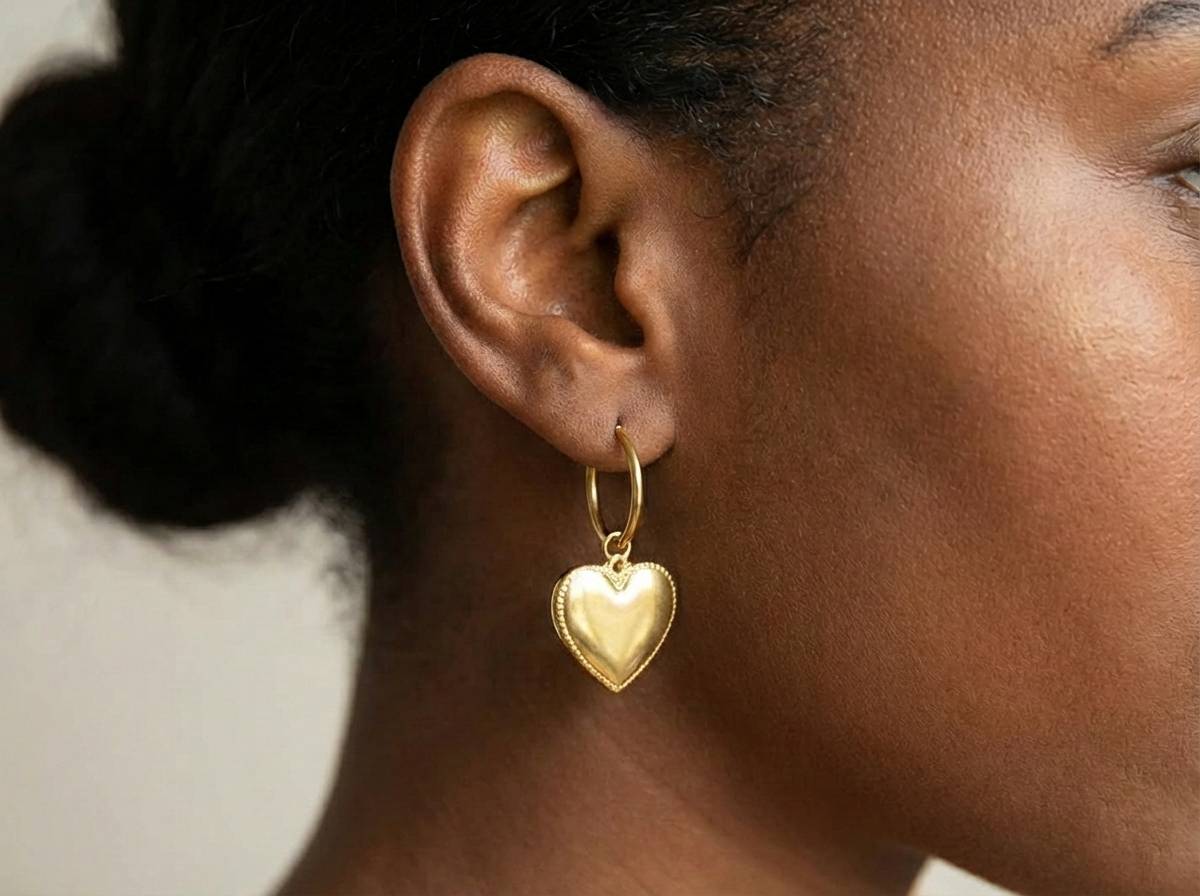 Jeune femme portant des Boucles d’oreilles créoles cœur doré minimalistes en acier inoxydable pour femme
