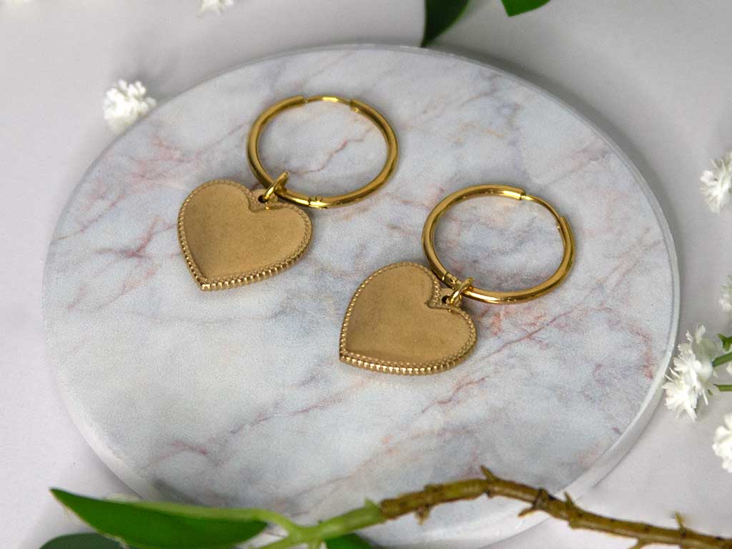 Boucles d’oreilles dorées avec pendentif cœur, style chic et féminin