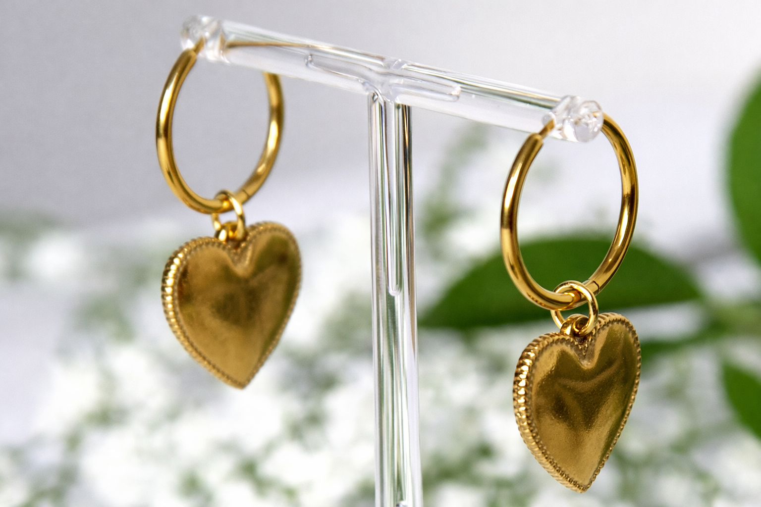 Boucles d’oreilles créoles dorées avec pendentif cœur en acier inoxydable – bijou élégant femme Lidiar Collection