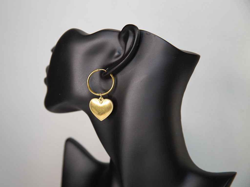 Boucles d’oreilles créoles dorées avec pendentif cœur en acier inoxydable – bijou élégant femme Lidiar Collection