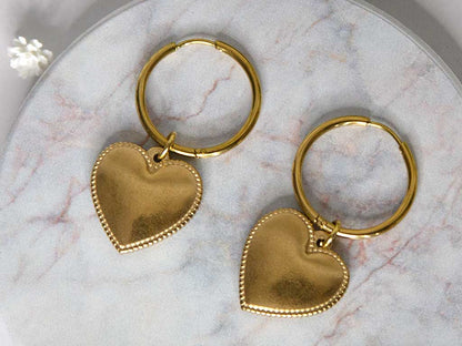 Boucles d’oreilles créoles dorées avec pendentif cœur en acier inoxydable – bijou élégant femme Lidiar Collection