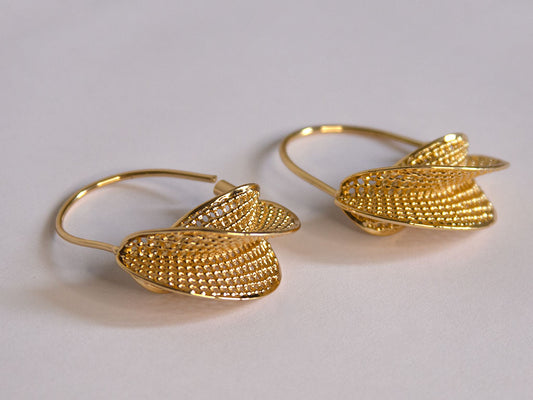 Boucles d’oreilles créoles dorées ajourées style ethnique, design élégant et original – Lidiar Collection