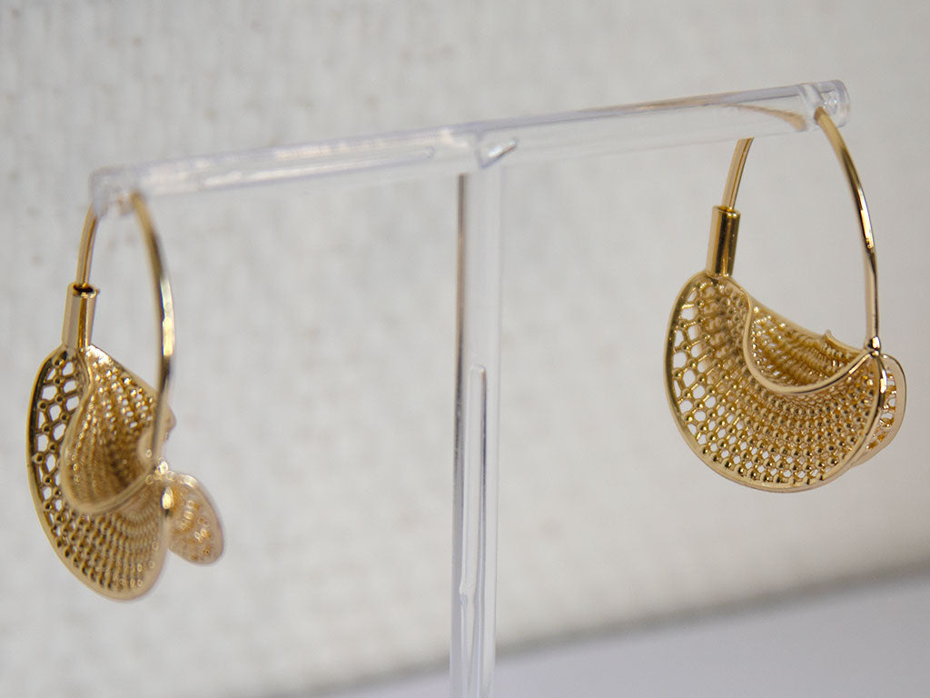 Boucles d’oreilles créoles dorées ajourées style ethnique, design élégant et original – Lidiar Collection