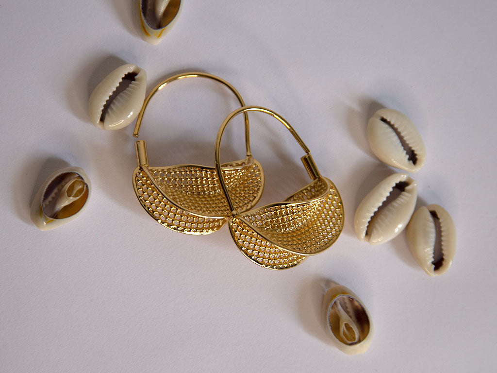 Boucles d’oreilles créoles dorées ajourées style ethnique, design élégant et original – Lidiar Collection