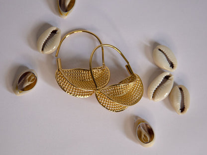 Boucles d’oreilles créoles dorées ajourées style ethnique, design élégant et original – Lidiar Collection