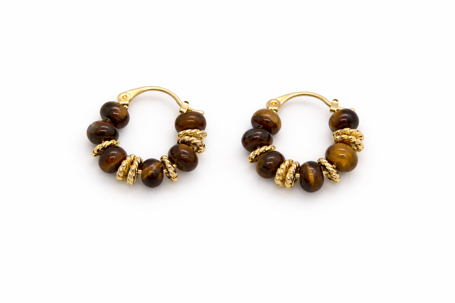Boucles d’oreilles créoles dorées avec perles marron effet ambre, design élégant – Lidiar Collection
