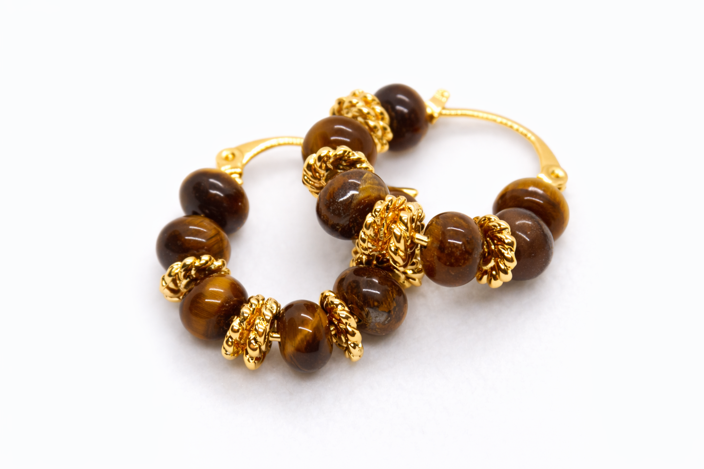 Boucles d’oreilles créoles dorées avec perles marron effet ambre, design élégant – Lidiar Collection