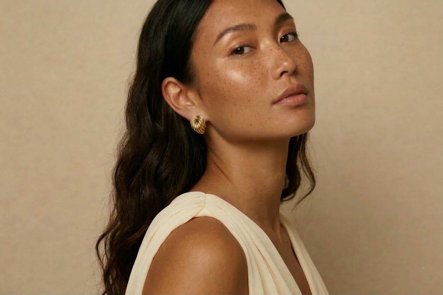 jeune femme asiatique portant des Boucles d’oreilles dorées en forme de feuille en acier inoxydable – Lidiar Collection