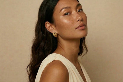 jeune femme asiatique portant des Boucles d’oreilles dorées en forme de feuille en acier inoxydable – Lidiar Collection