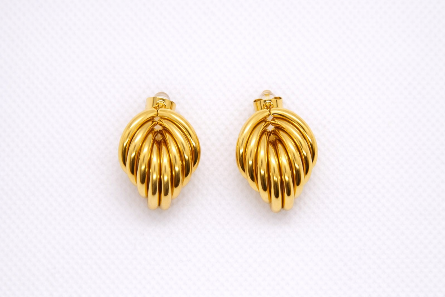Boucles d’oreilles dorées en forme de feuille en acier inoxydable – Lidiar Collection