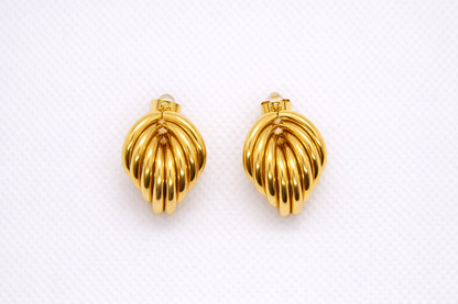 Boucles d’oreilles dorées en forme de feuille en acier inoxydable – Lidiar Collection