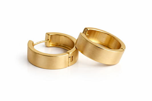 Boucles d’oreilles créoles épaisses dorées effet mat, design minimaliste et élégant – Lidiar Collection