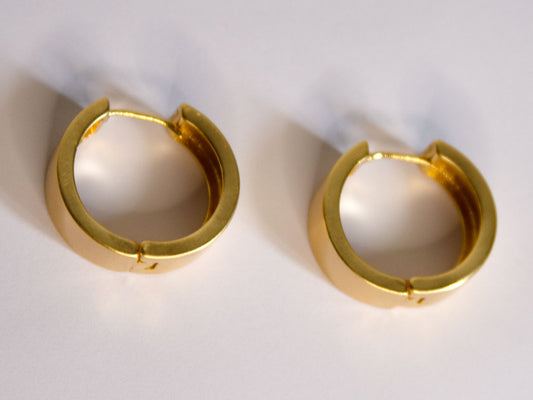 Boucles d’oreilles créoles épaisses dorées effet mat, design minimaliste et élégant – Lidiar Collection