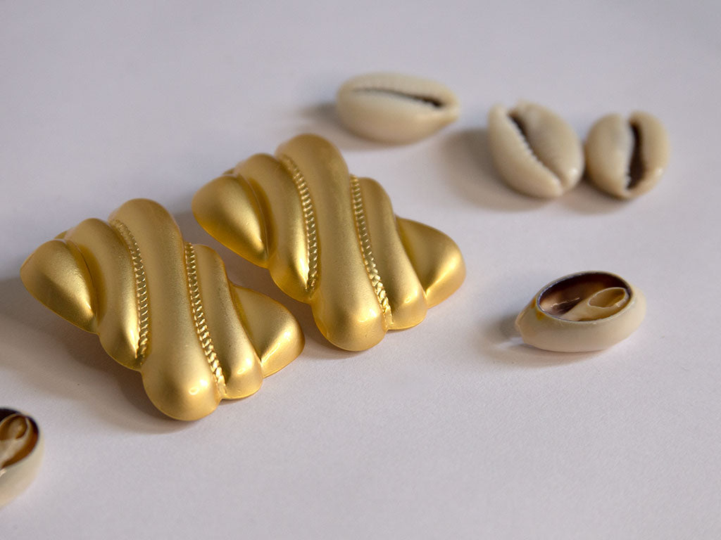 Boucles d’oreilles dorées clips rectangulaires texturées, design moderne et élégant – Lidiar Collection