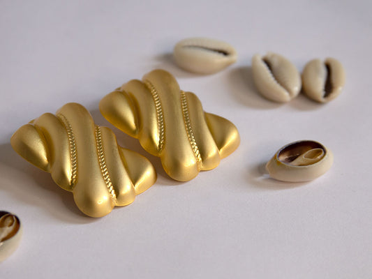 Boucles d’oreilles dorées clips rectangulaires texturées, design moderne et élégant – Lidiar Collection