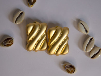 Boucles d’oreilles dorées clips rectangulaires texturées, design moderne et élégant – Lidiar Collection