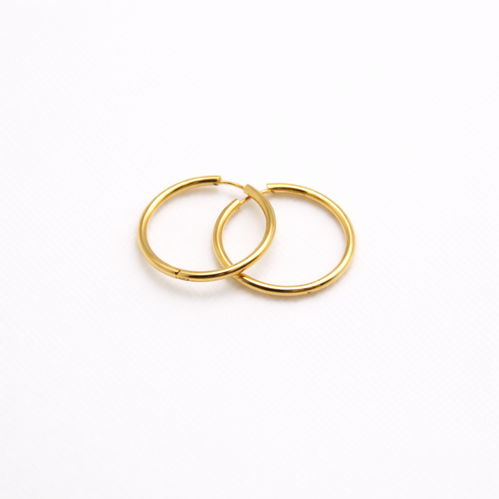 Boucles d’oreilles créoles dorées fines en acier inoxydable, design minimaliste – Lidiar Collection