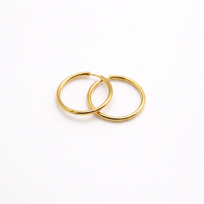 Boucles d’oreilles créoles dorées fines en acier inoxydable, design minimaliste – Lidiar Collection