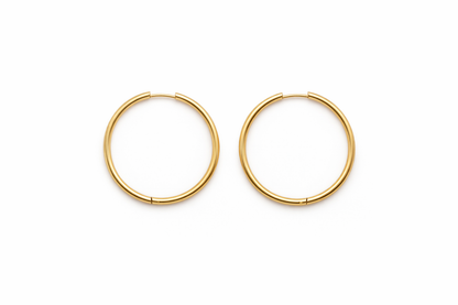 Boucles d’oreilles créoles dorées fines en acier inoxydable, design minimaliste – Lidiar Collection