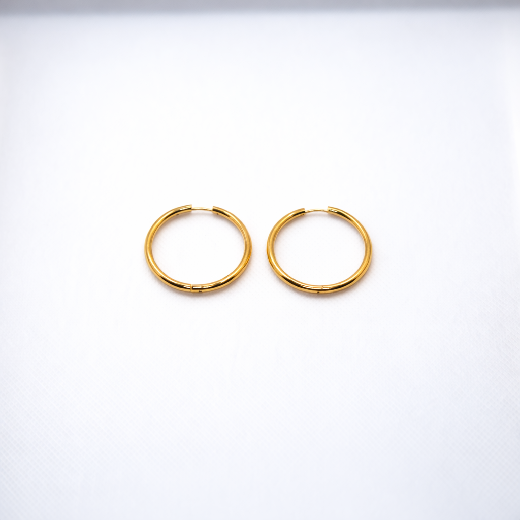 Boucles d’oreilles créoles dorées fines en acier inoxydable, design minimaliste – Lidiar Collection