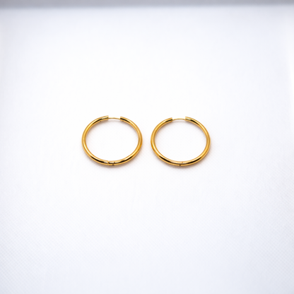 Boucles d’oreilles créoles dorées fines en acier inoxydable, design minimaliste – Lidiar Collection