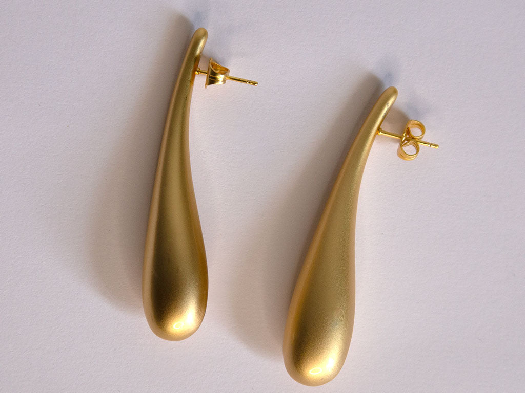 Boucles d’oreilles pendantes dorées en forme de goutte, design minimaliste et élégant – Lidiar Collection