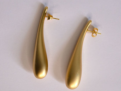 Boucles d’oreilles pendantes dorées en forme de goutte, design minimaliste et élégant – Lidiar Collection
