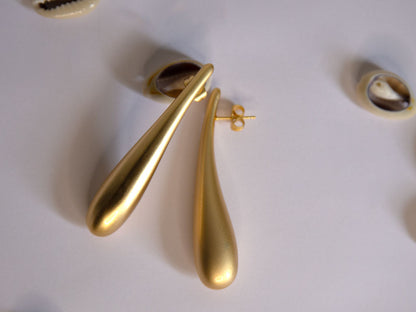 Boucles d’oreilles pendantes dorées en forme de goutte, design minimaliste et élégant – Lidiar Collection