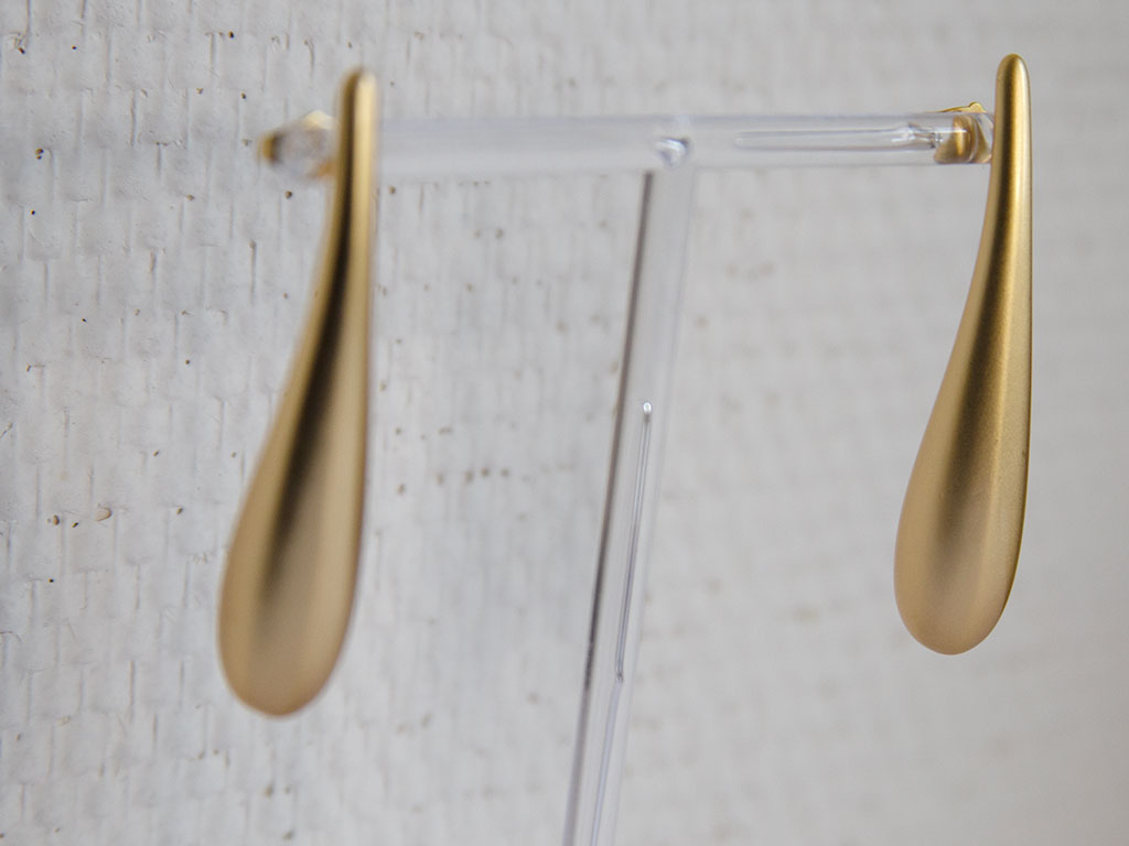 Boucles d’oreilles pendantes dorées en forme de goutte, design minimaliste et élégant – Lidiar Collection