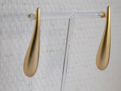 Boucles d’oreilles pendantes dorées en forme de goutte, design minimaliste et élégant – Lidiar Collection