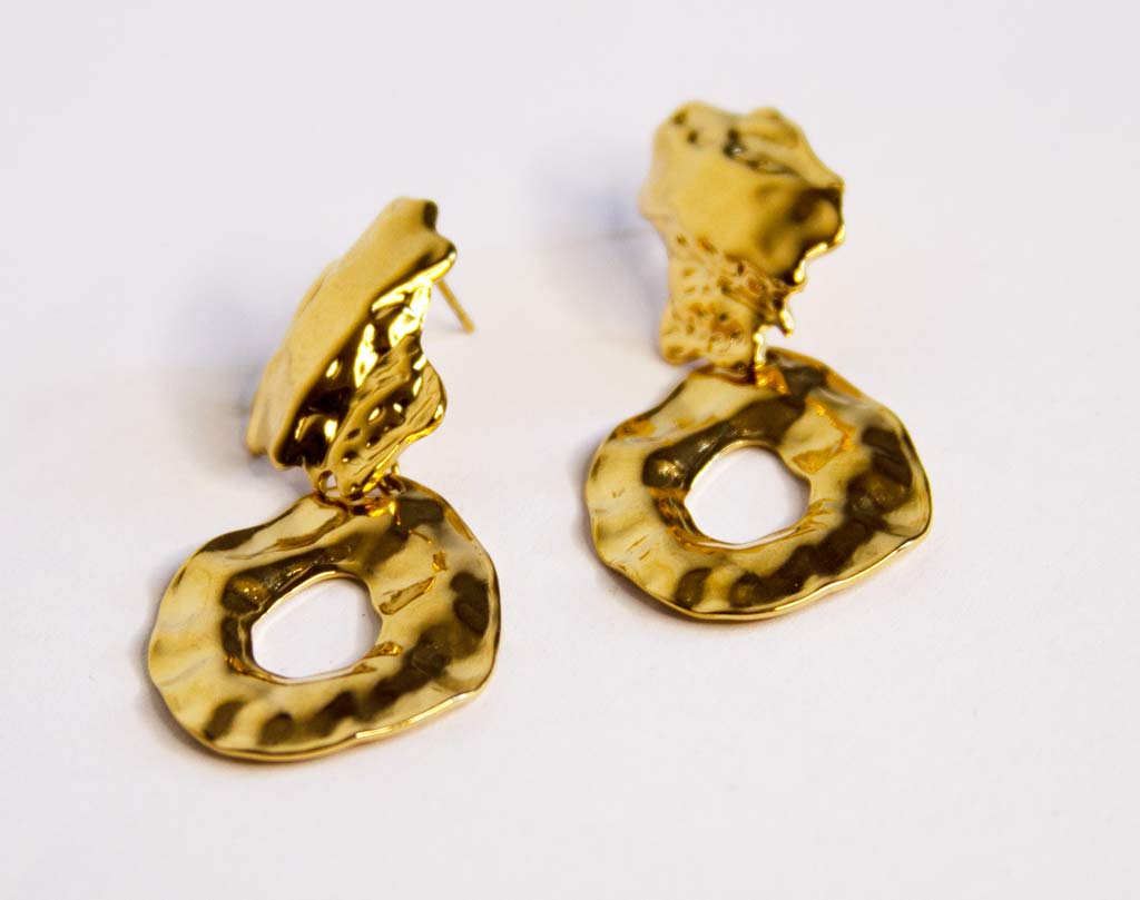 Boucles d’oreilles pendantes dorées martelées en acier inoxydable, design organique et élégant – Lidiar Collection