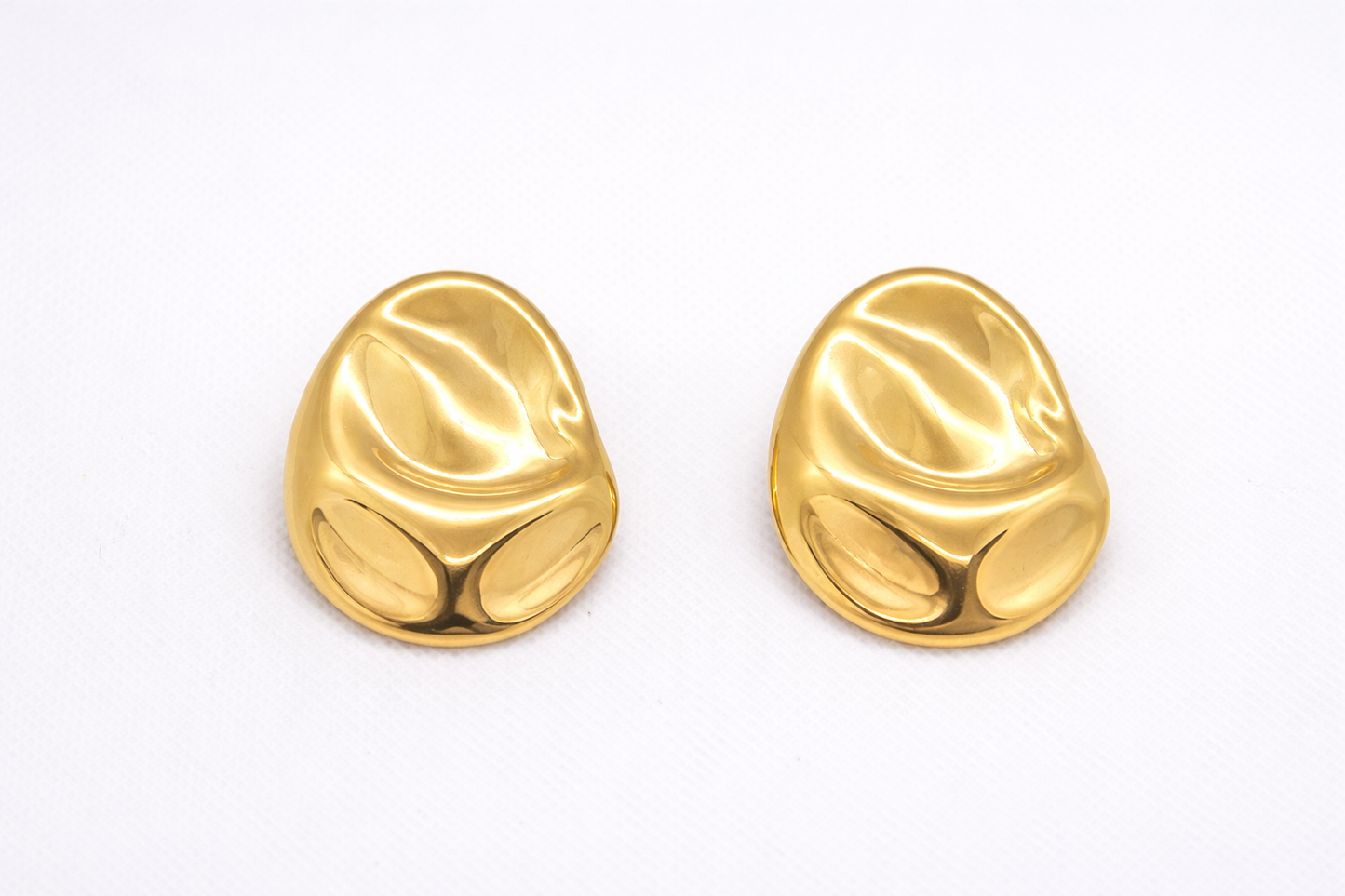 Boucles d’oreilles dorées design organique en acier inoxydable, forme sculpturale élégante – Lidiar Collection