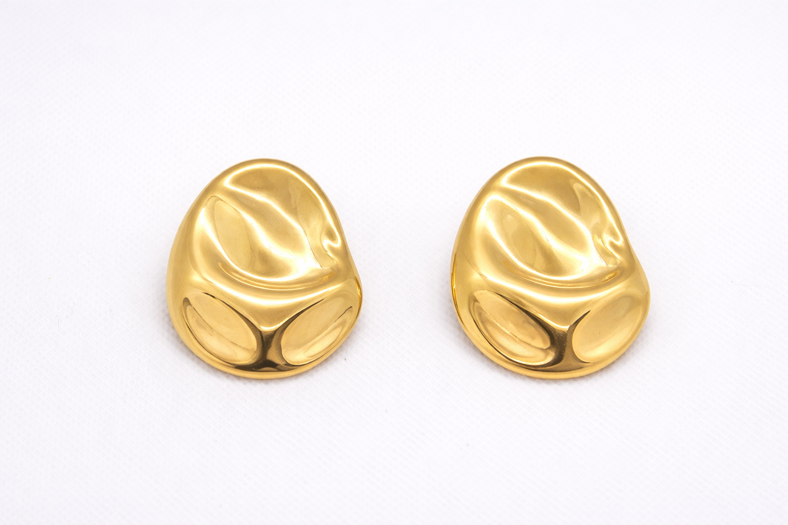 Boucles d’oreilles dorées design organique en acier inoxydable, forme sculpturale élégante – Lidiar Collection
