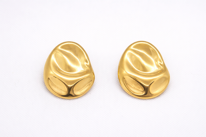 Boucles d’oreilles dorées design organique en acier inoxydable, forme sculpturale élégante – Lidiar Collection