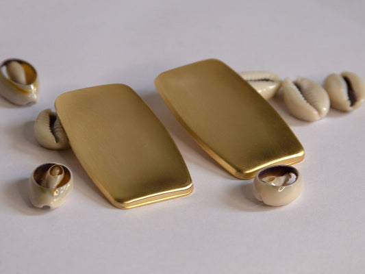 Boucles d’oreilles rectangulaires dorées minimalistes, design géométrique élégant – Lidiar Collection