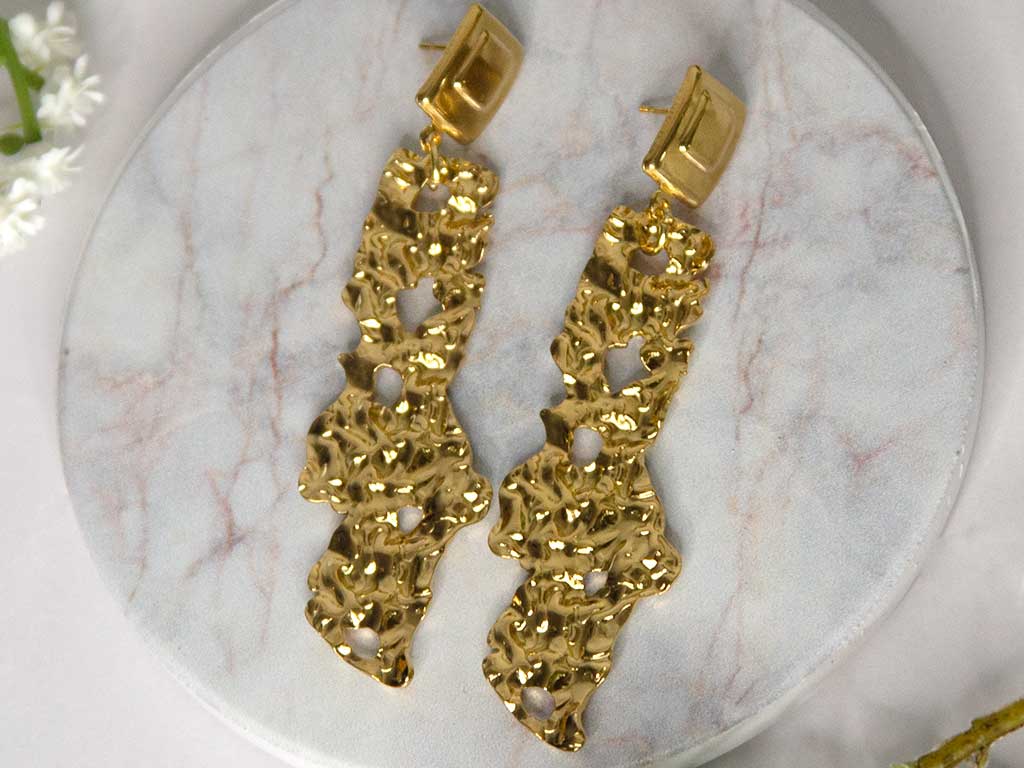Boucles d'oreilles dorées effet martelé texturé en acier inoxydable - Modèle Siné par Lidiar Collection