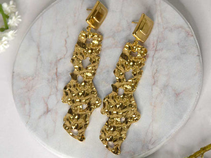 Boucles d'oreilles dorées effet martelé texturé en acier inoxydable - Modèle Siné par Lidiar Collection